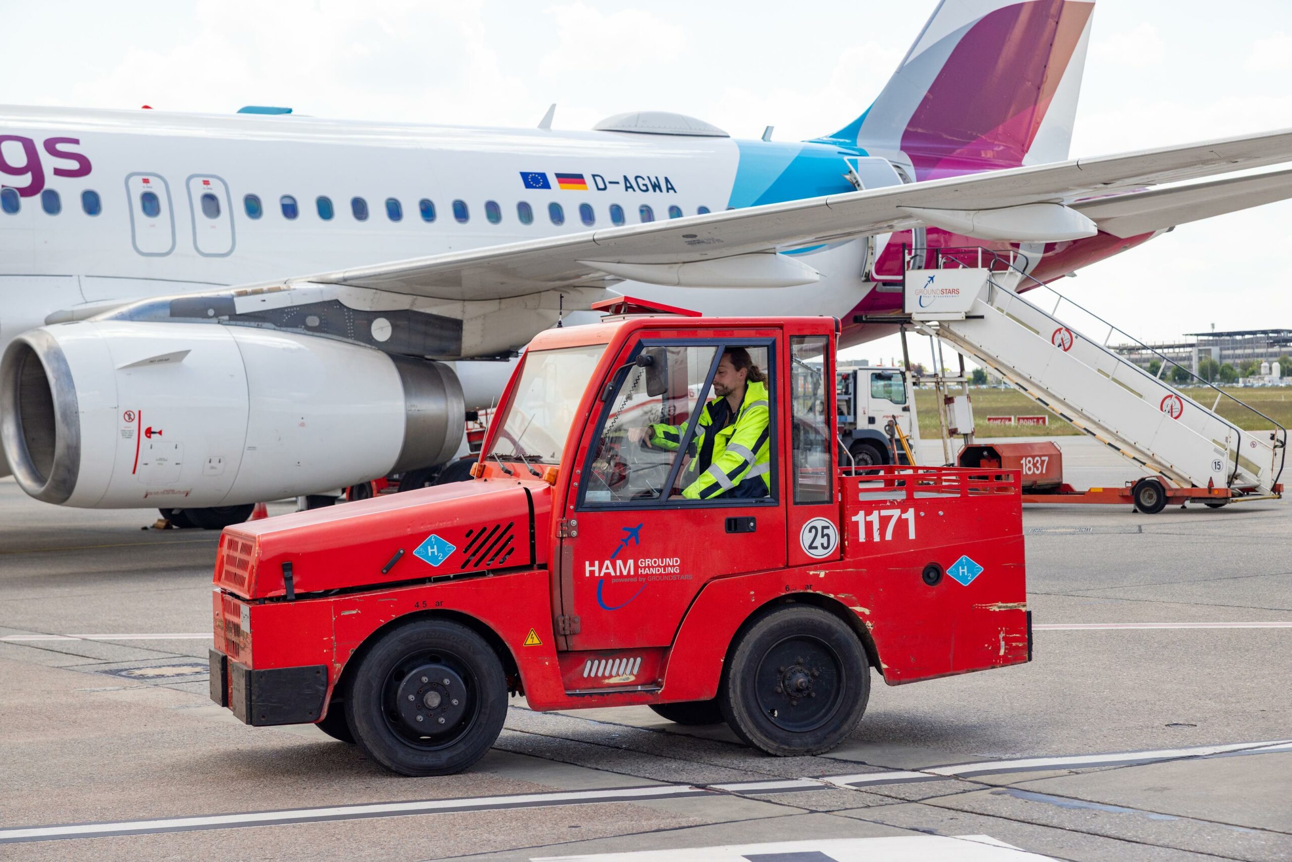 Der neue Gepäckschlepper mit Wasserstoff-Verbrennungsmotor am Hamburger Flughafen.