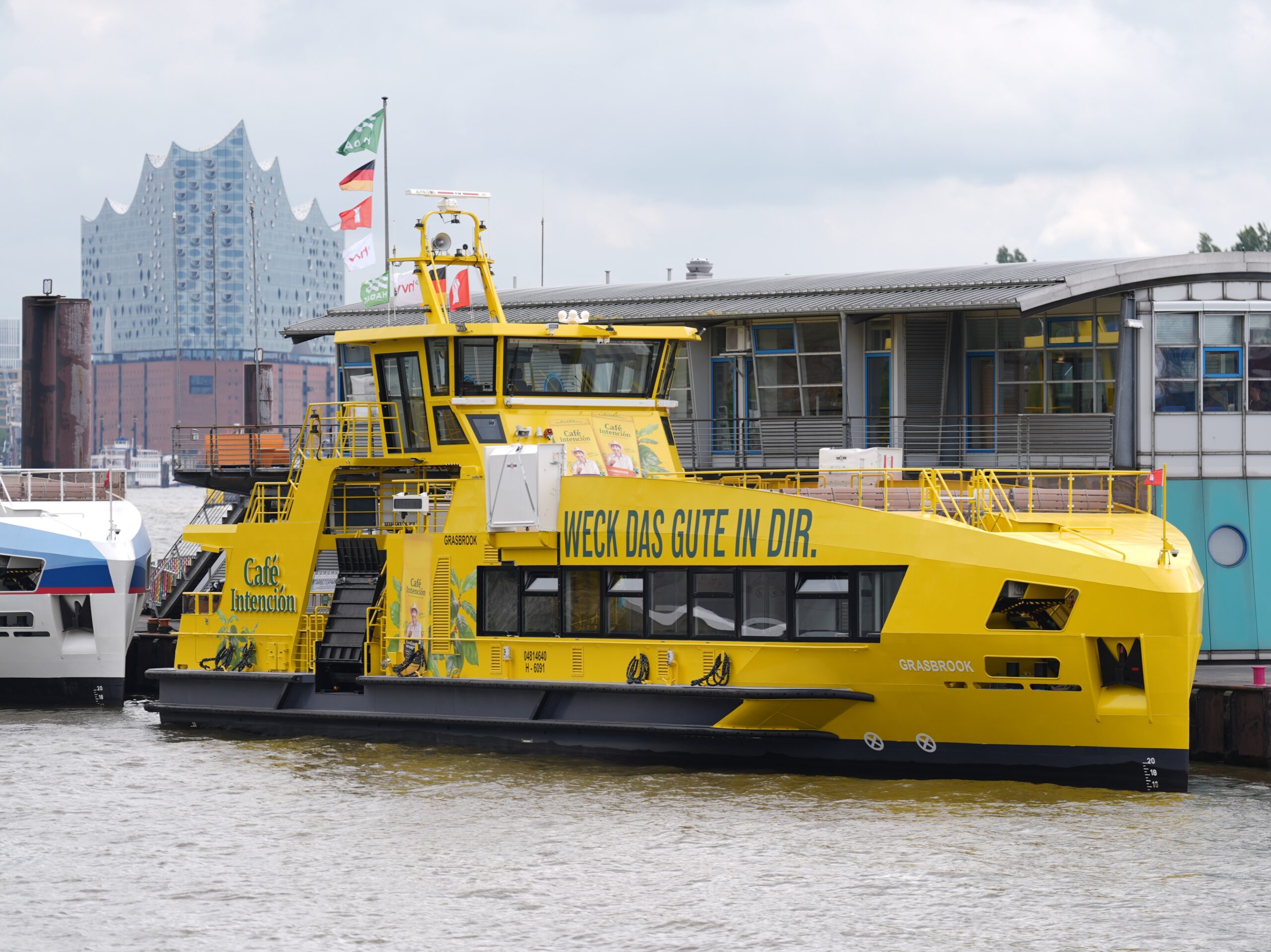 eine Fähre im Hamburger Hafen
