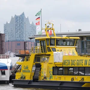eine Fähre im Hamburger Hafen