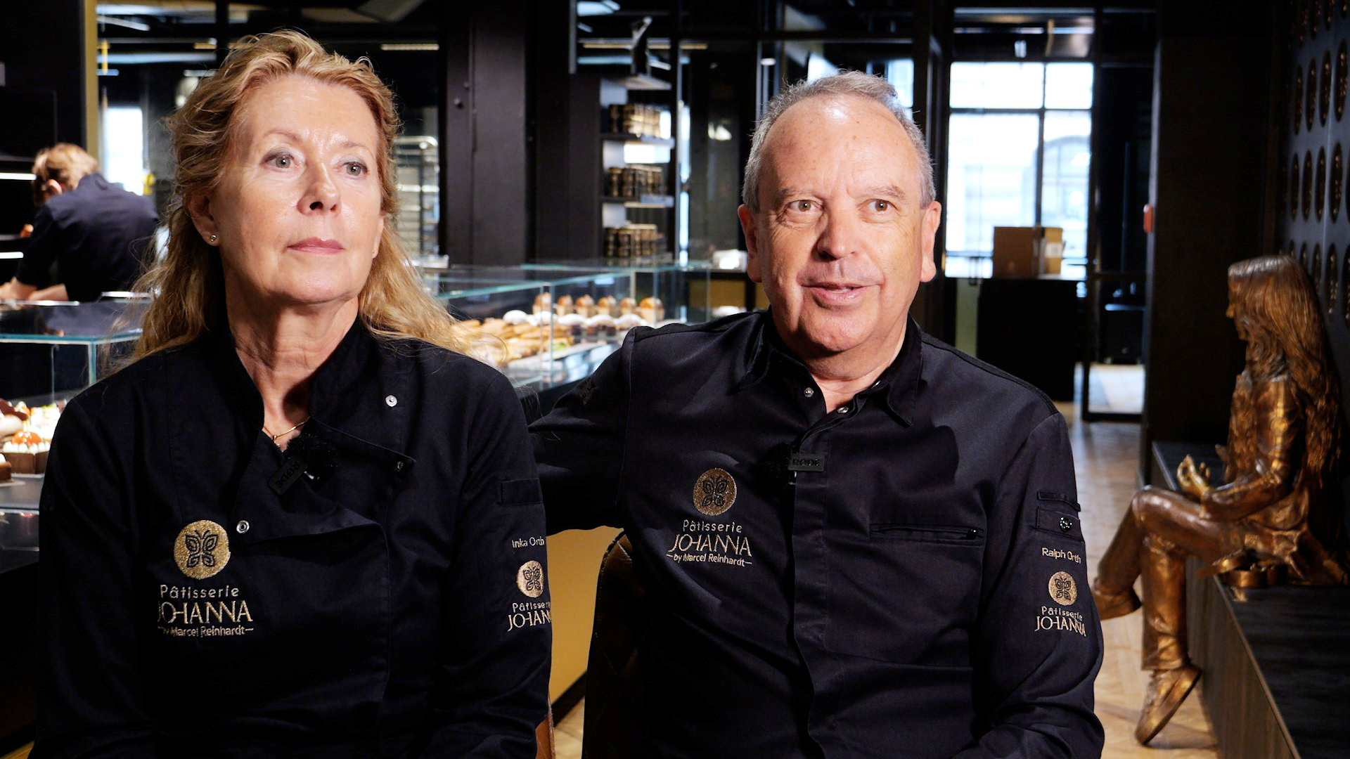 Inka und Ralph Orth, Eltern der bei der Ahrtal-Flut verstorbenen Johanna, stehen in der „Pâtisserie Johanna“ in der Hamburger HafenCity.