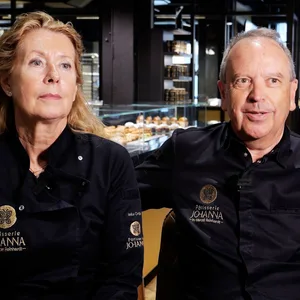 Inka und Ralph Orth, Eltern der bei der Ahrtal-Flut verstorbenen Johanna, stehen in der „Pâtisserie Johanna“ in der Hamburger HafenCity.