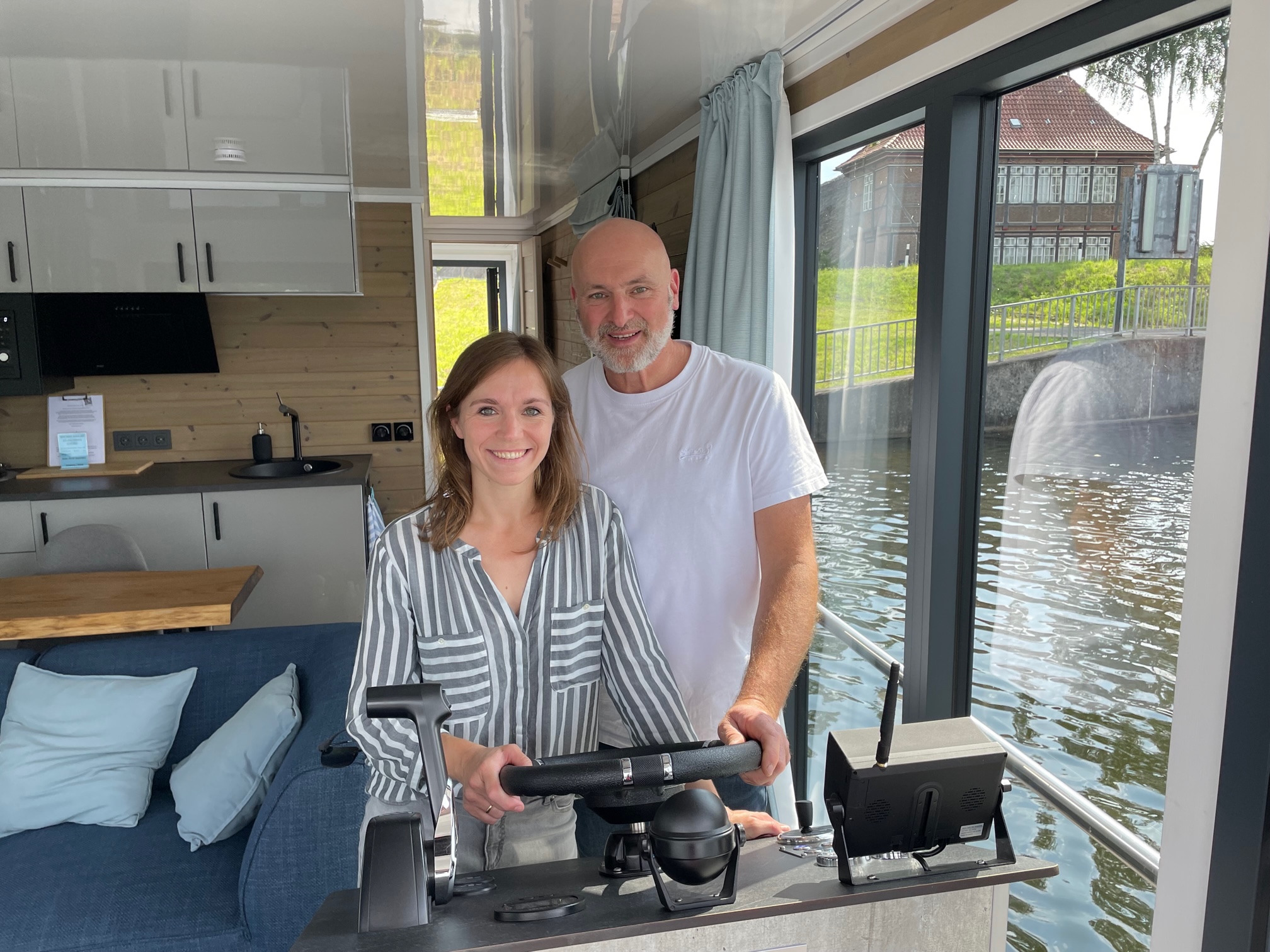 Mareijke und Heiko Buhr auf einem ihrer Hausboote.