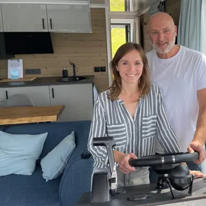 Mareijke und Heiko Buhr auf einem ihrer Hausboote.