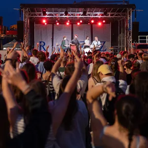 Fans bejubeln eine Band auf einer Bühne