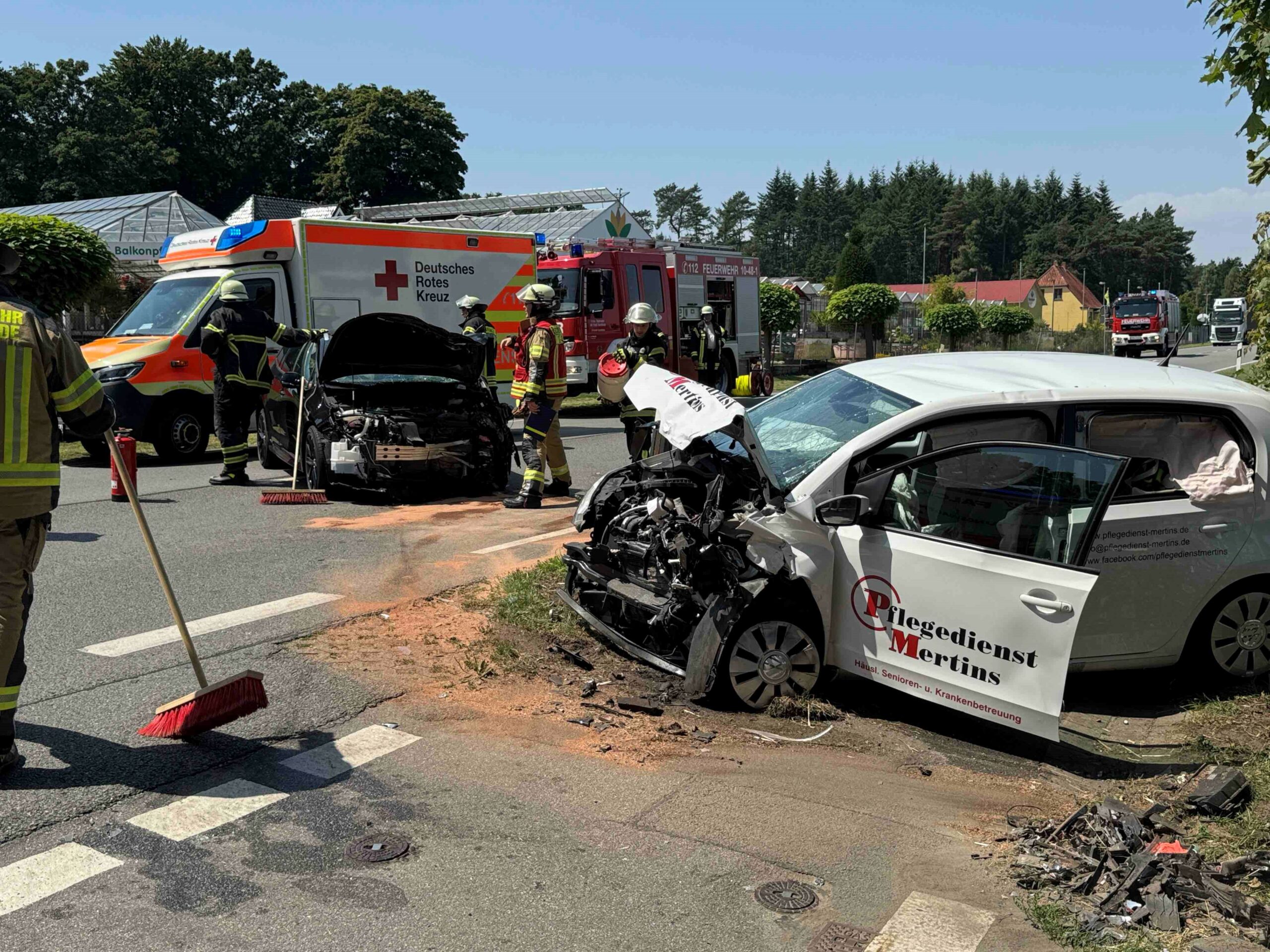 Die Unfallstelle in Buxtehude mit zwei zerstörten Autos.