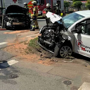 Die Unfallstelle in Buxtehude mit zwei zerstörten Autos.