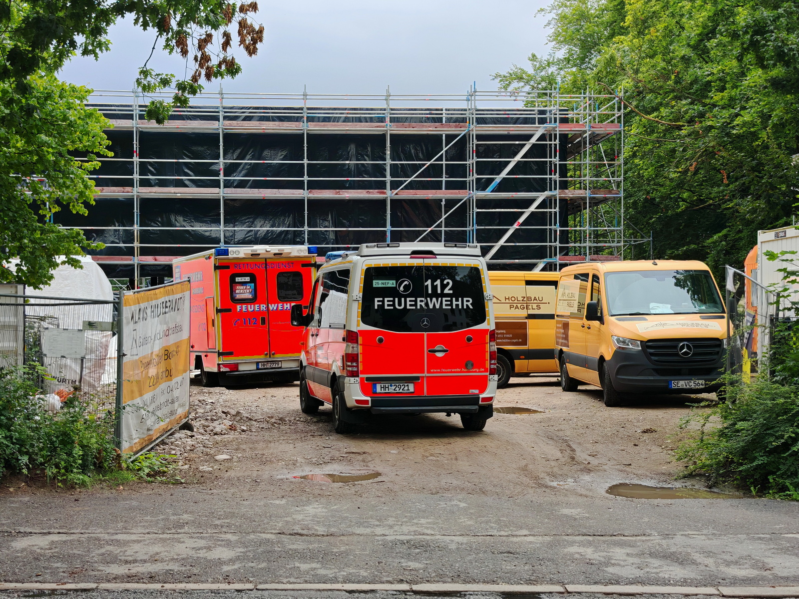 Einsatzfahrzeuge stehen an einer Baustelle