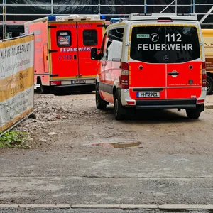 Einsatzfahrzeuge stehen an einer Baustelle