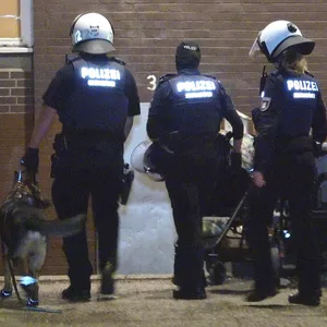 Mann mit waffe gemeldet – Durchsuchung in Wohnheim in Billbrook