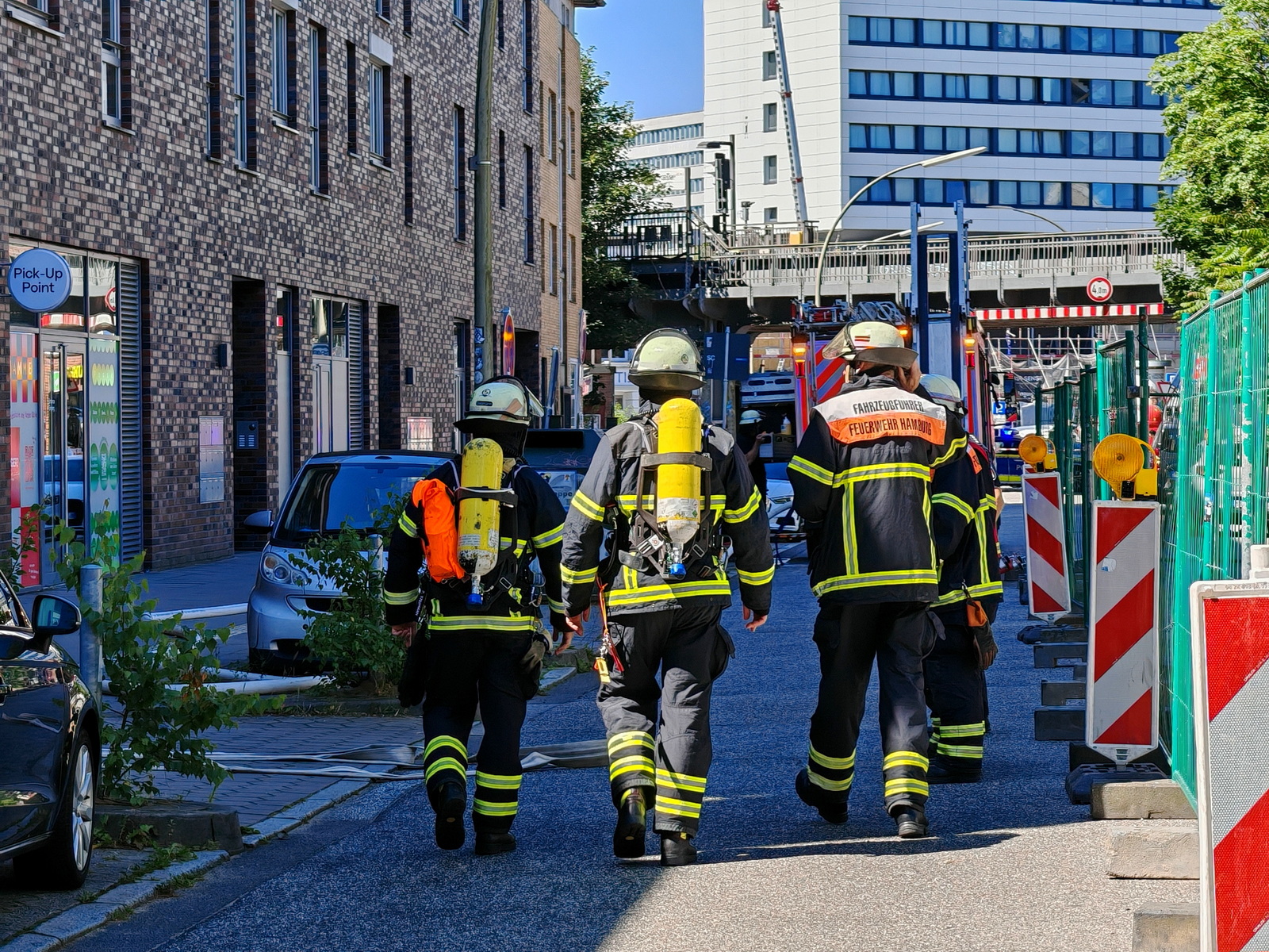 Feuerwehrleute auf dem Weg zu dem Lieferdienst an der Straße Holsteinischer Kamp in Hamburg-Barmbek.