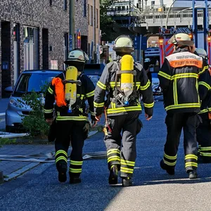 Feuerwehrleute auf dem Weg zu dem Lieferdienst an der Straße Holsteinischer Kamp in Hamburg-Barmbek.