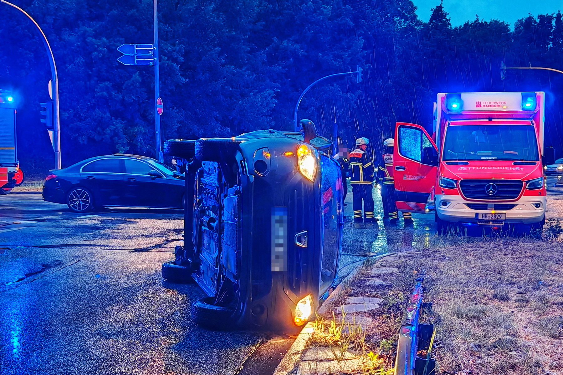 AMG Mercedes rammt Dacia an Autobahnausfahrt – Frau verletzt