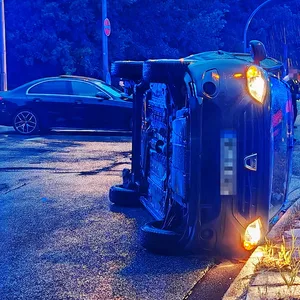 AMG Mercedes rammt Dacia an Autobahnausfahrt – Frau verletzt