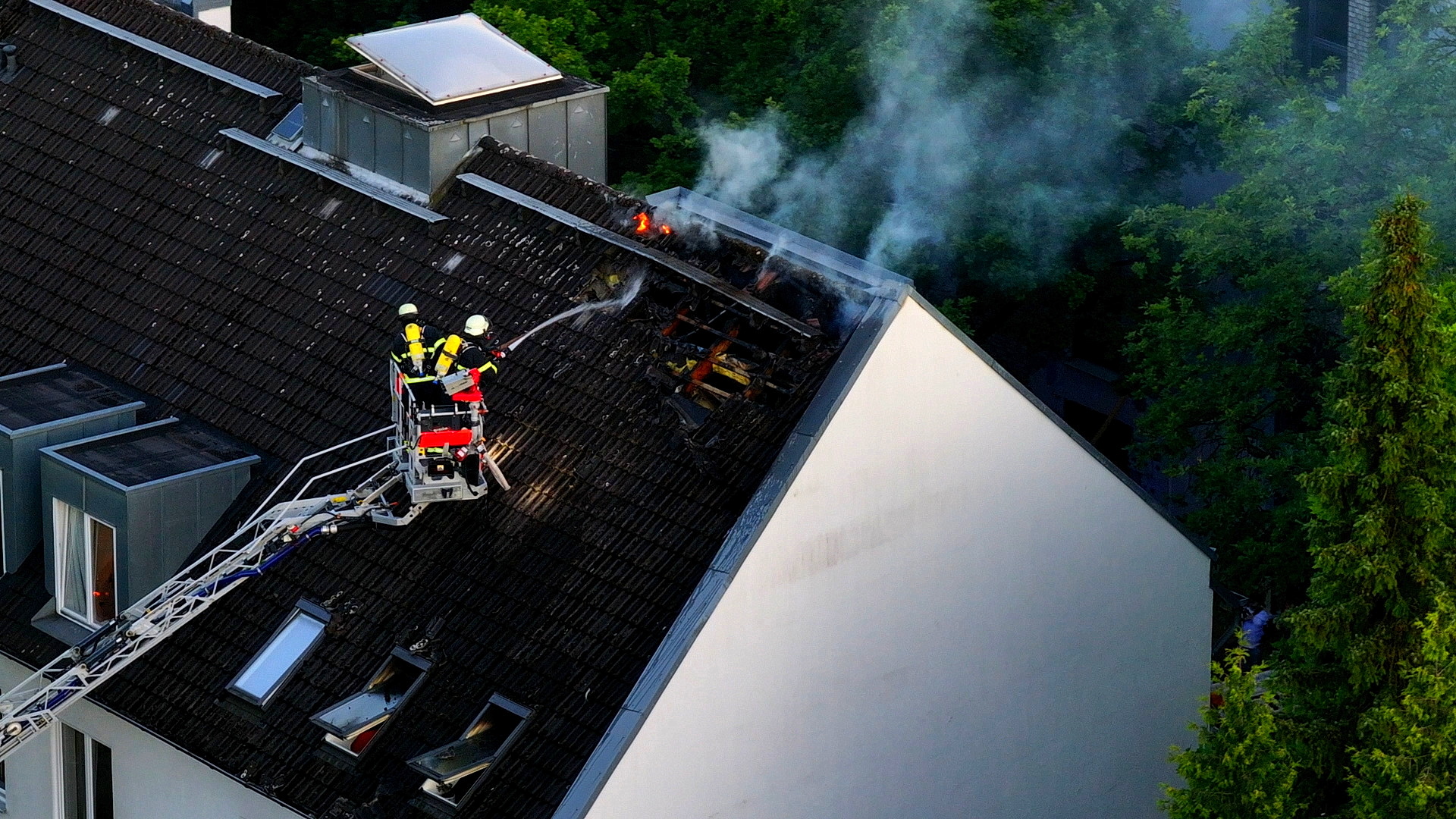 Die Feuerwehr brachte den Brand in der Haydnstraße schnell unter Kontrolle. Dennoch ist die Wohnung unbewohnbar.