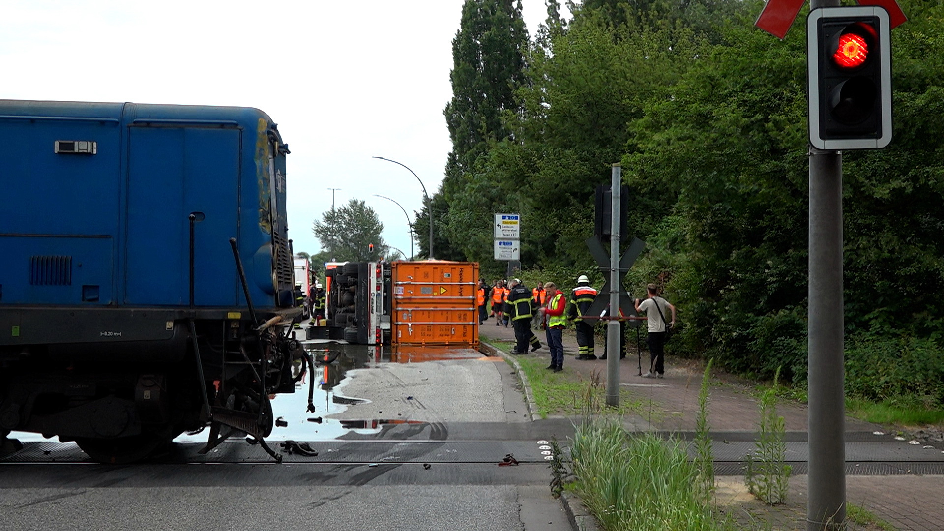 Lkw kollidert mit Hafenbahn – Großeinsatz der Feuerwehr in Wilhlemsburg