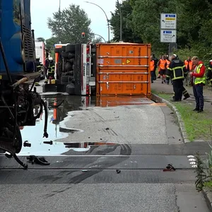 Lkw kollidert mit Hafenbahn – Großeinsatz der Feuerwehr in Wilhlemsburg