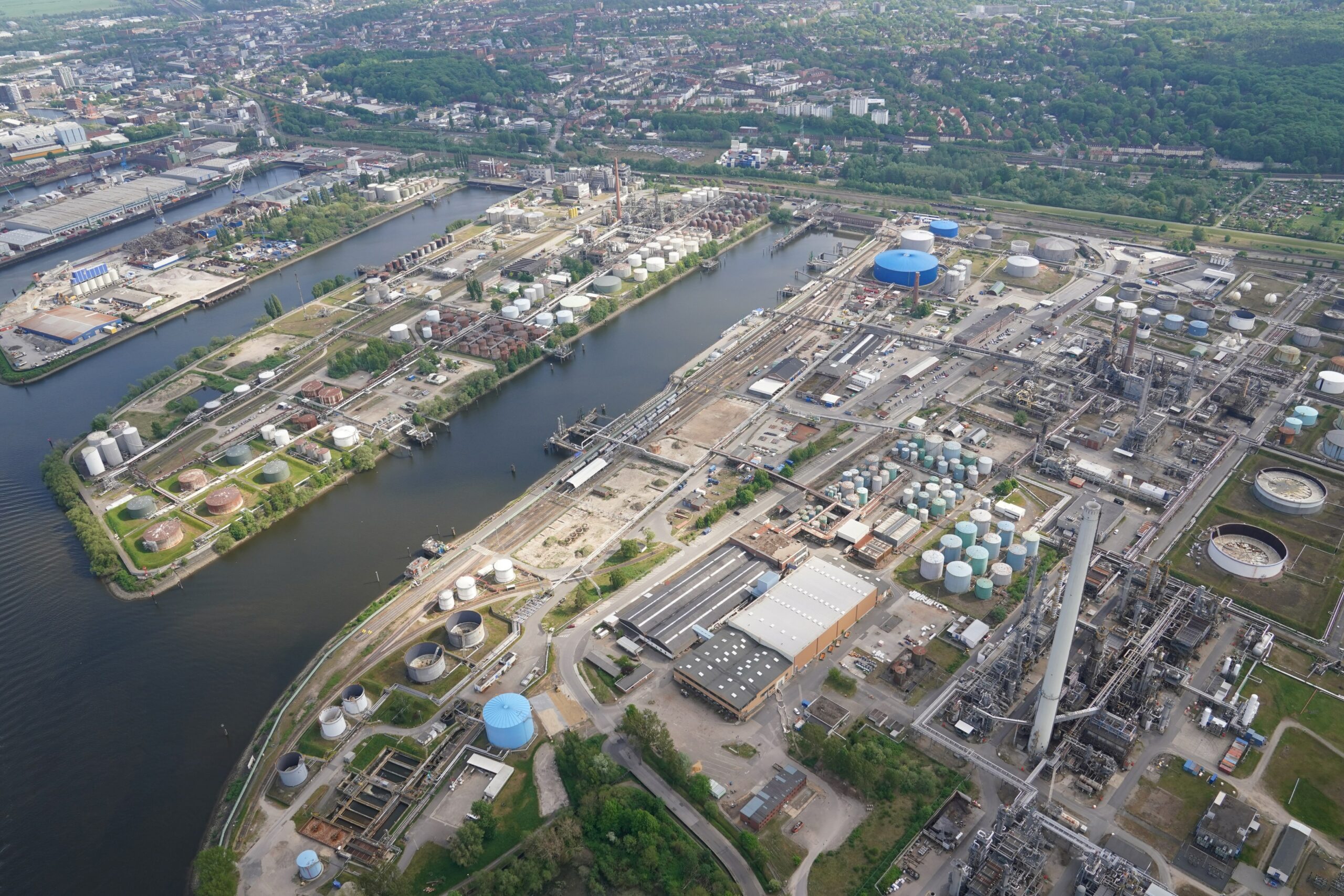 Blick auf die Öltanks und die Holborn Europa Raffinerie GmbH im Hamburger Hafen (Archivbild).