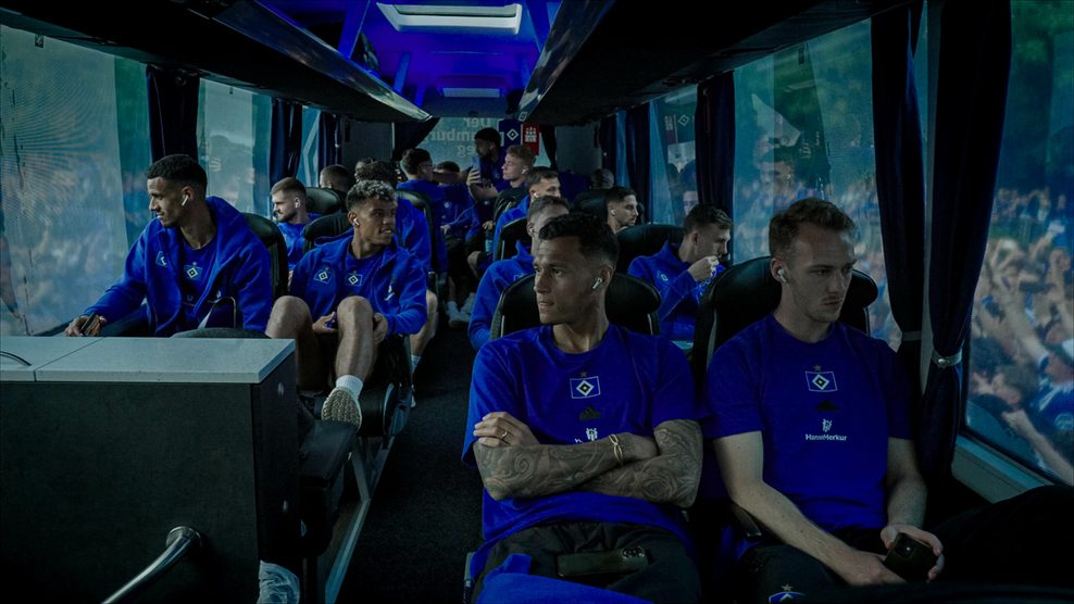 Aufstiegsstimmung: Die HSV-Spieler auf dem Weg zum Volkspark.