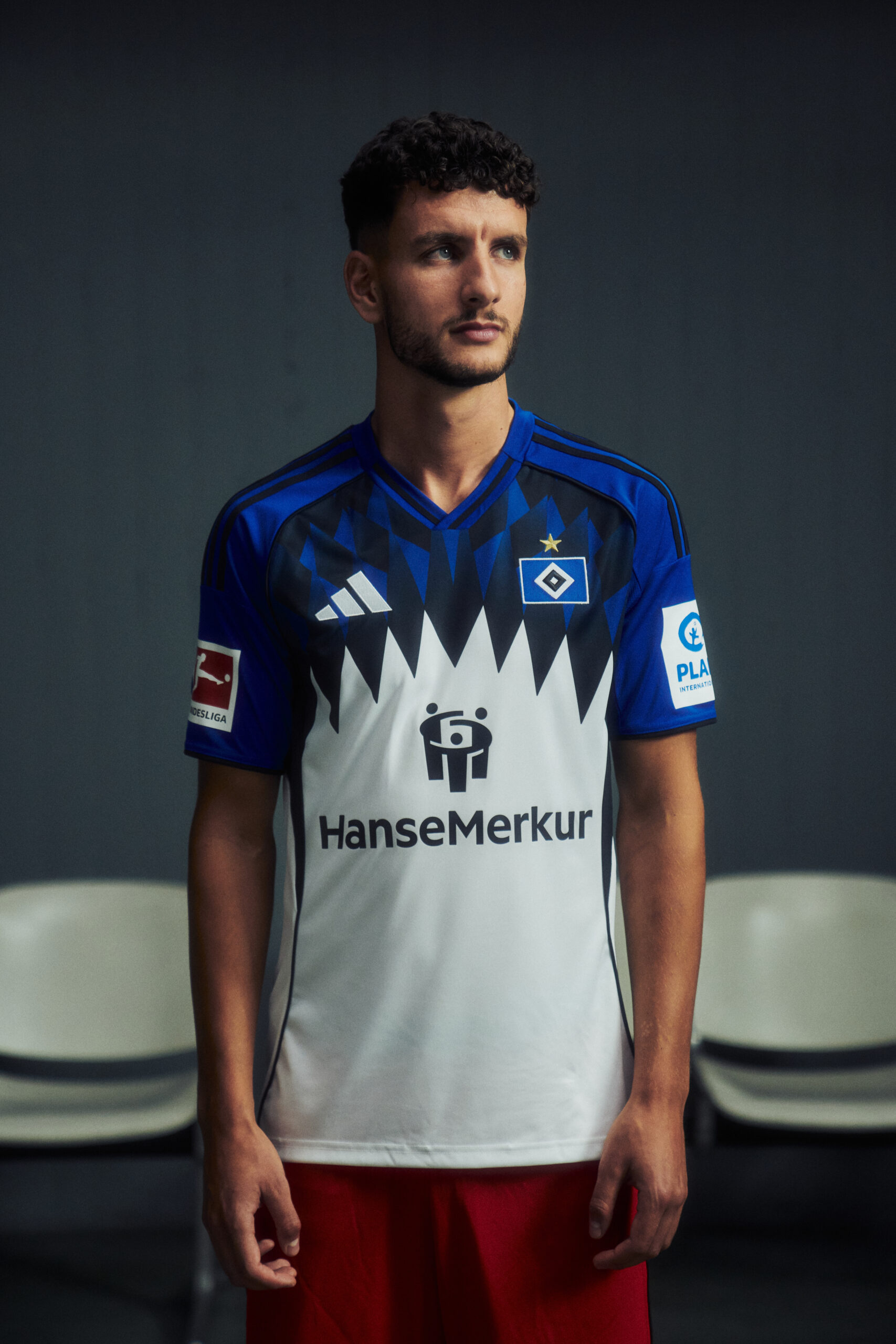 Daniel Elfadli präsentiert das neue HSV-Heimtrikot.