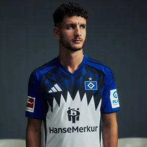 Daniel Elfadli präsentiert das neue HSV-Heimtrikot.