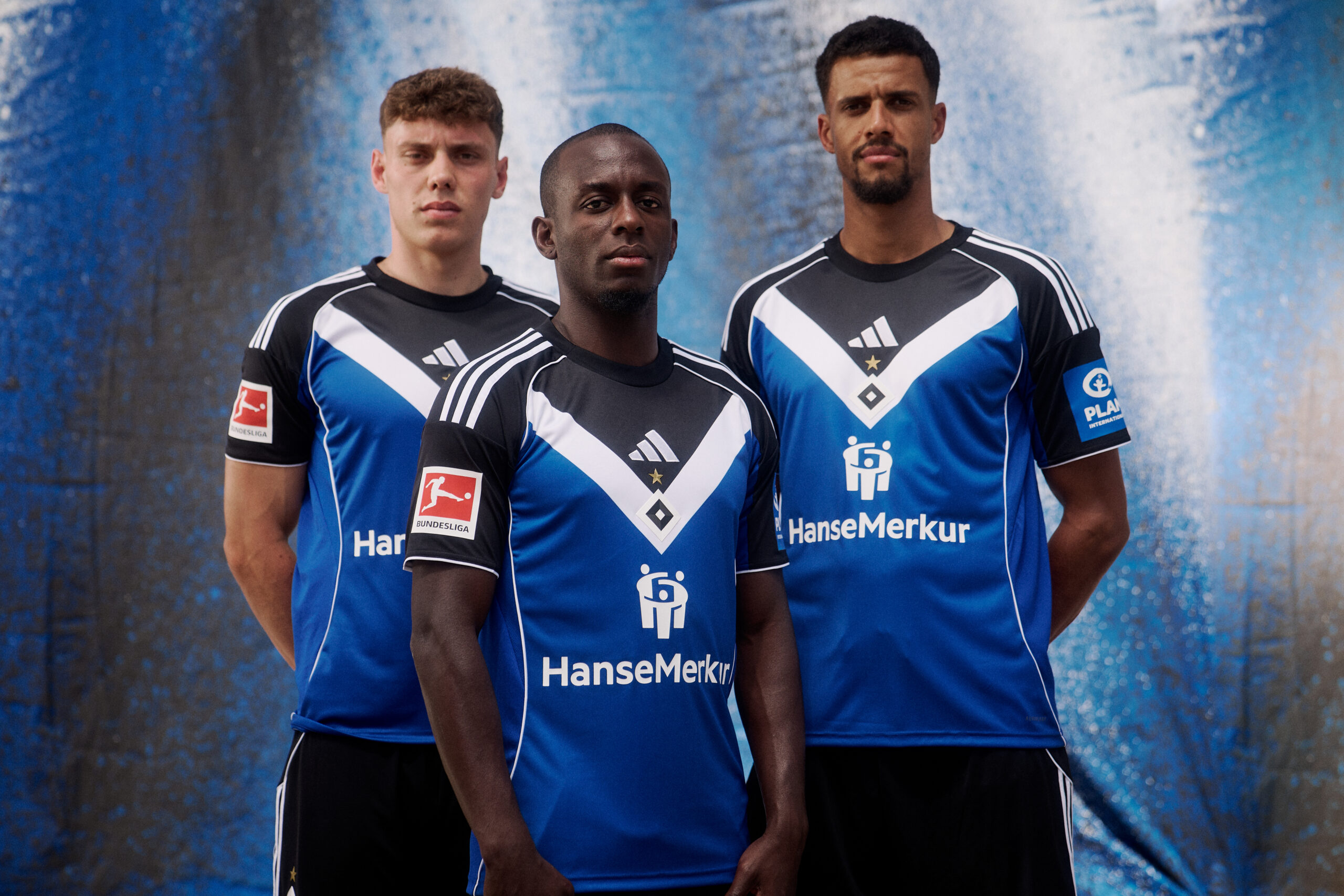 Nicolai Remberg, Jean-Luc Dompé und Robert Glatzel präsentieren die neuen HSV-Auswärtstrikots, die erstmals beim Testspiel in Kopenhagen zum Einsatz kommen.