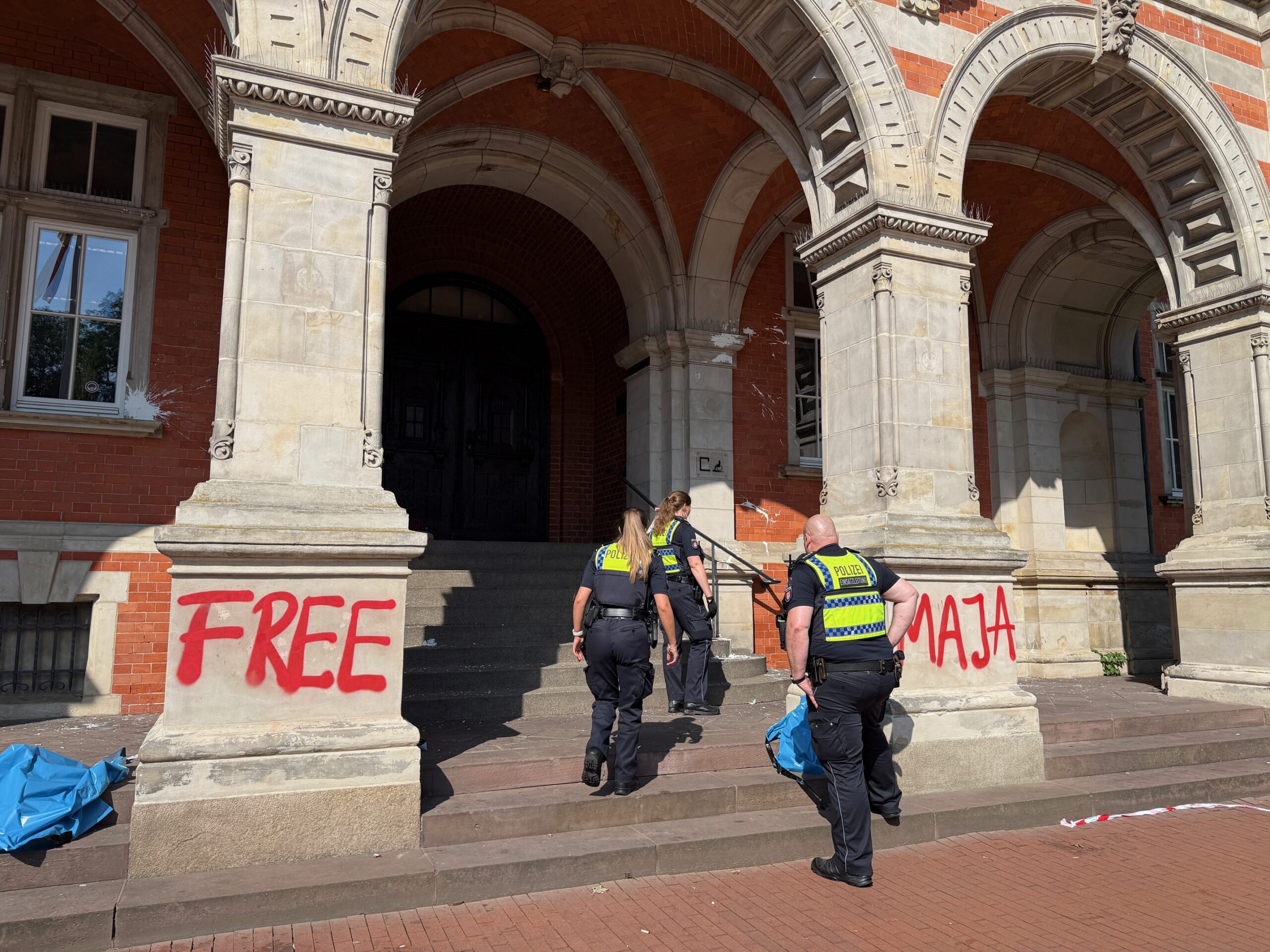 Polizisten stehen am Harburger Rathaus.