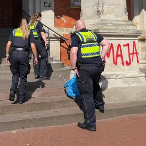 Polizisten stehen am Harburger Rathaus.