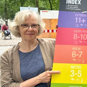 Ein Mann und eine Frau halten ein buntes Plakat