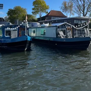 Die Hausboote am Liegeplatz am Moorfleeter Deich.