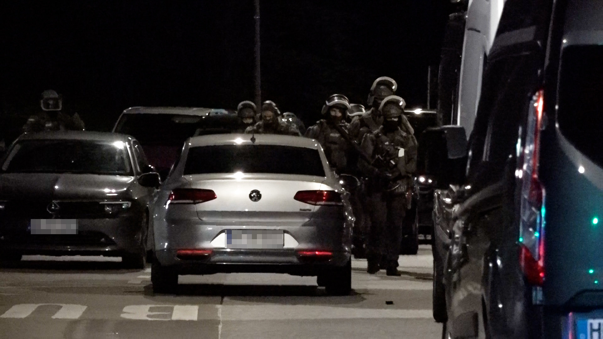 Schwer bewaffnete Spezialkräfte rücken an, nachdem ein Mann seine Ex mit dem Tod bedroht haben soll.