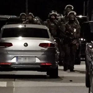 Schwer bewaffnete Spezialkräfte rücken an, nachdem ein Mann seine Ex mit dem Tod bedroht haben soll.