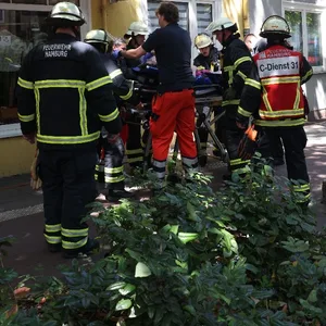 Eine Frau auf einer Trage