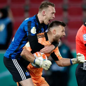 Der HSV jubelt, der Kölner Kainz ist nach dem Pokal-Elfmeterschießen Anfang 2022 bedient.
