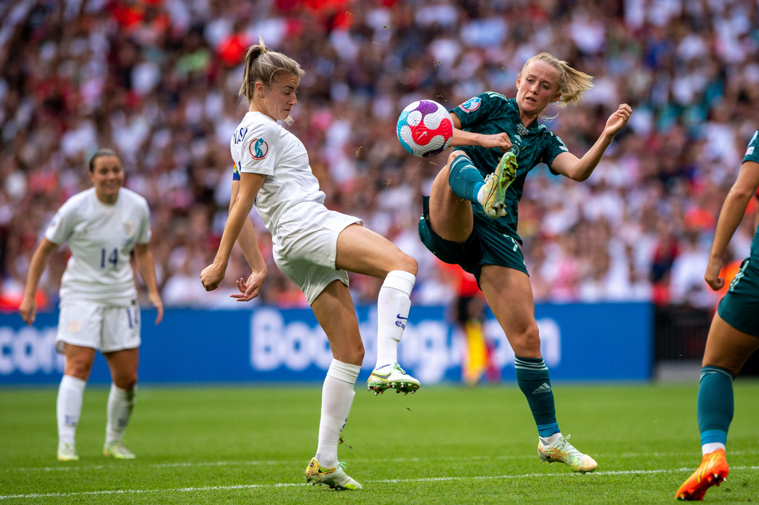 Englands Leah Williamson duelliert sich im EM-Finale 2022 mit Deutschlands Lea Schüller