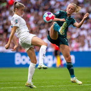 Englands Leah Williamson duelliert sich im EM-Finale 2022 mit Deutschlands Lea Schüller