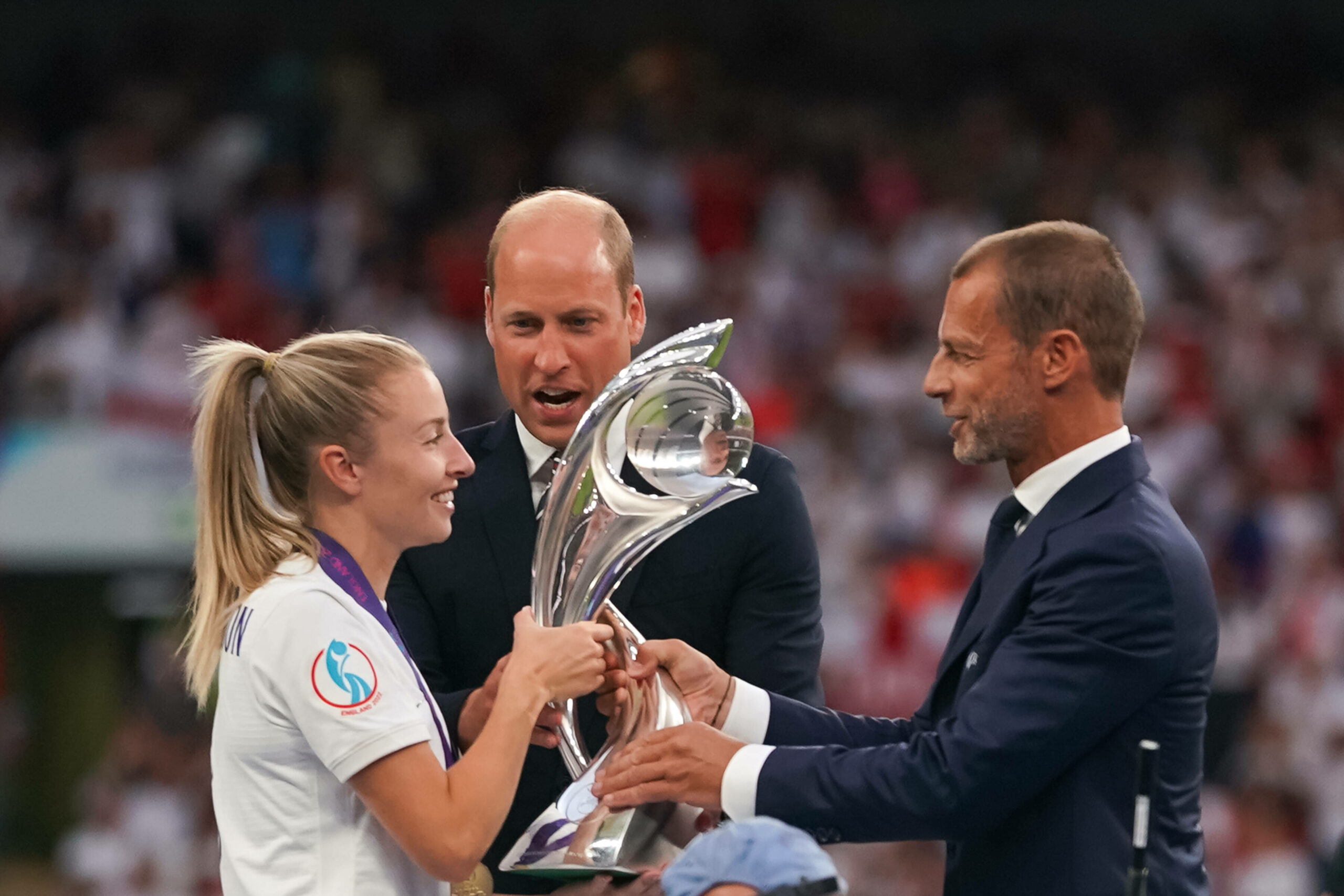Leah Williamson und Prinz William bei der Pokalübergabe 2022