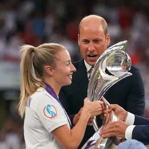 Leah Williamson und Prinz William bei der Pokalübergabe 2022