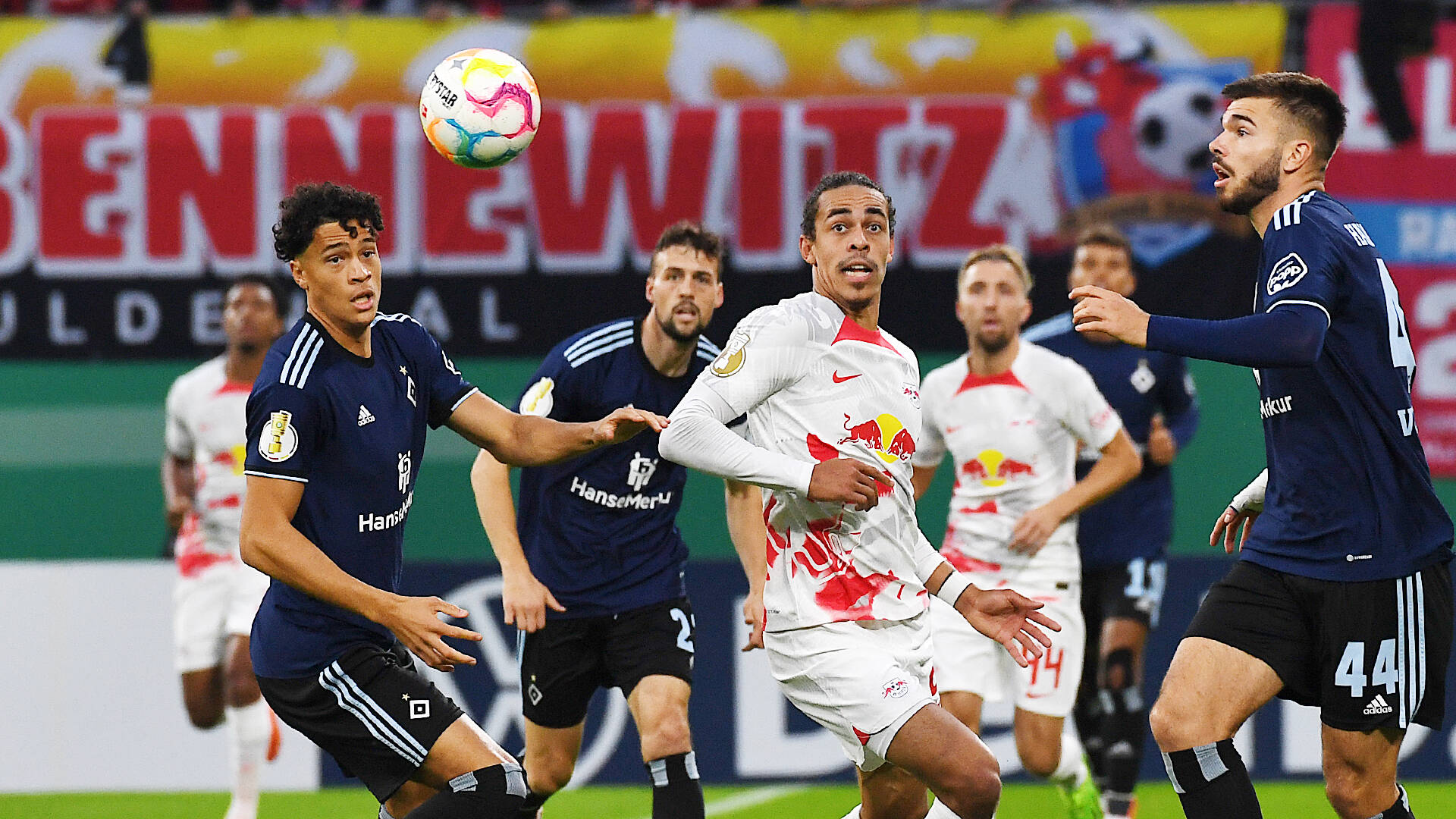 Yussuf Poulsen im Duell mit Jonas David und Mario Vuskovic