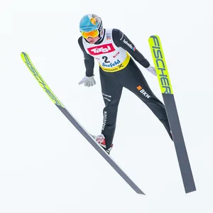 Schweizer Kombinierer Pascal Müller beim Skispringen