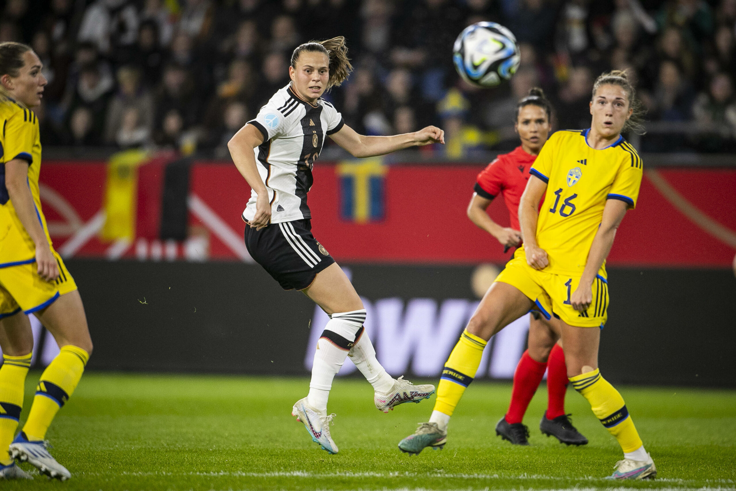 Klara Bühl beim Schuss in einem Spiel gegen Schweden