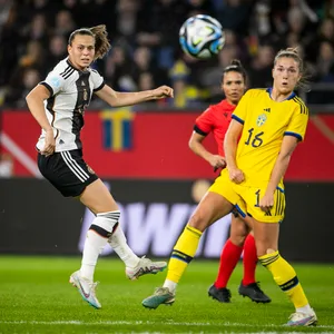 Klara Bühl beim Schuss in einem Spiel gegen Schweden