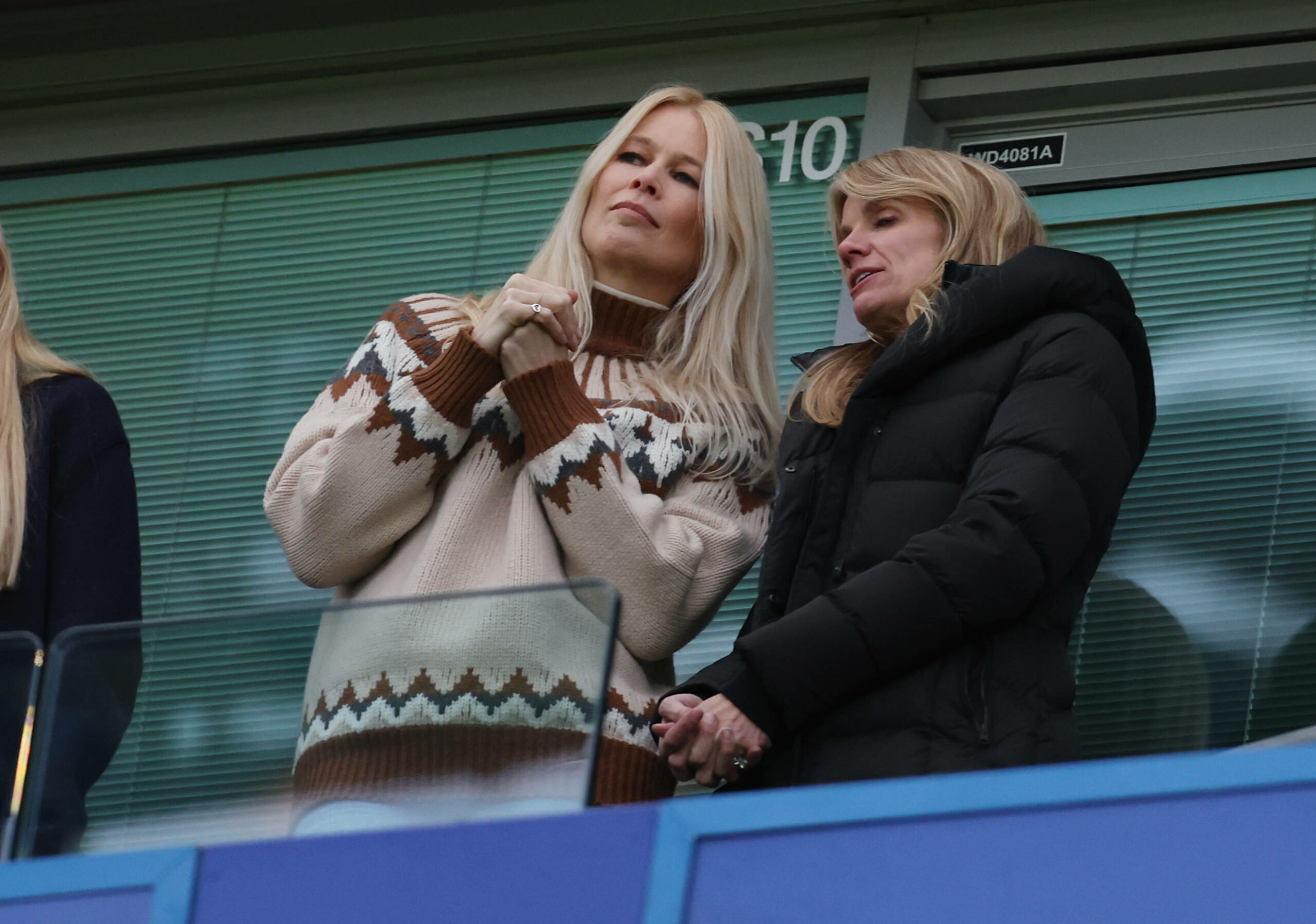 Claudia Schiffer (l.) auf der Tribüne der Stamford Bridge
