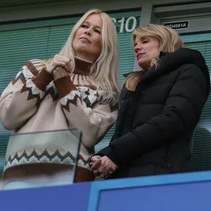 Claudia Schiffer (l.) auf der Tribüne der Stamford Bridge