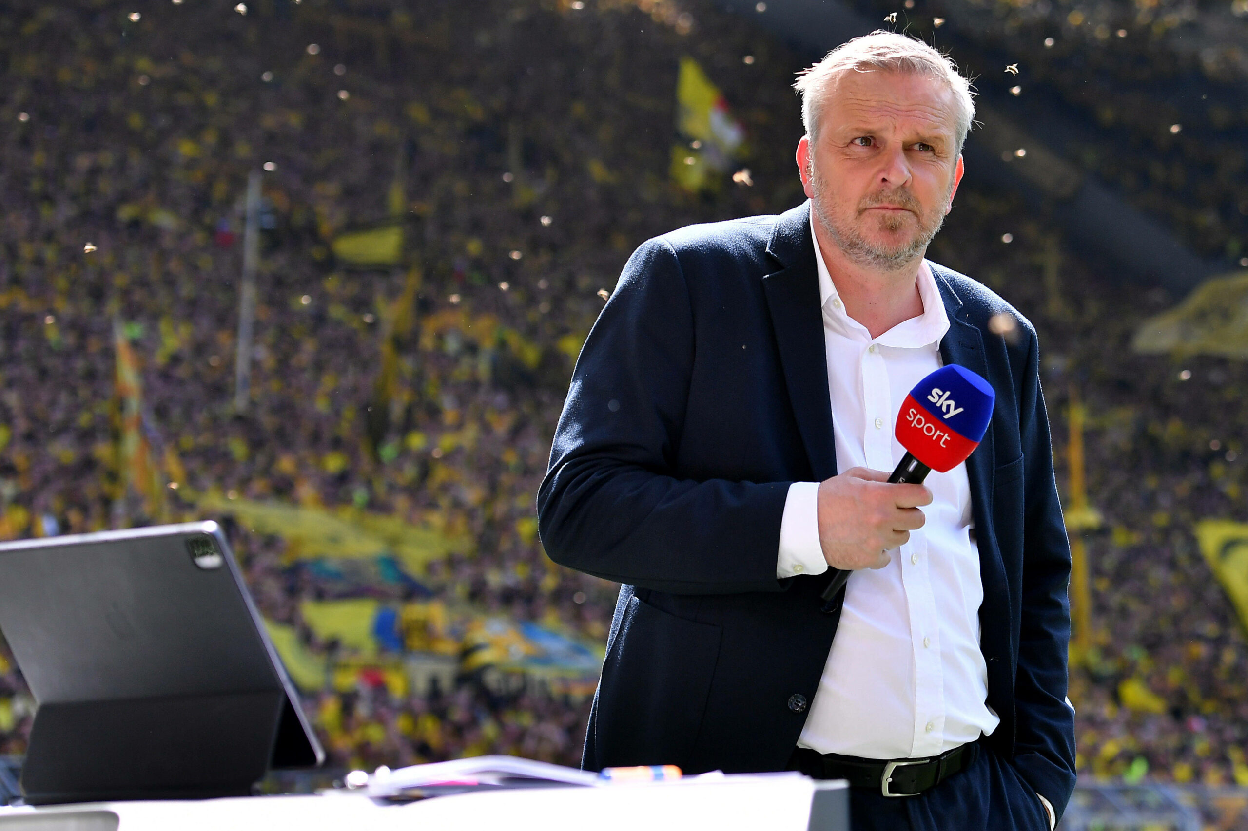 Didi Hamann mit Sky-Mikrofon am Spielfeldrand