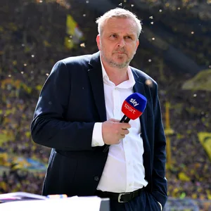 Didi Hamann mit Sky-Mikrofon am Spielfeldrand