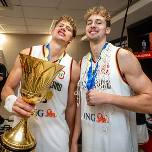 Franz und Moritz Wagner nach dem Gewinn der Weltmeisterschaft