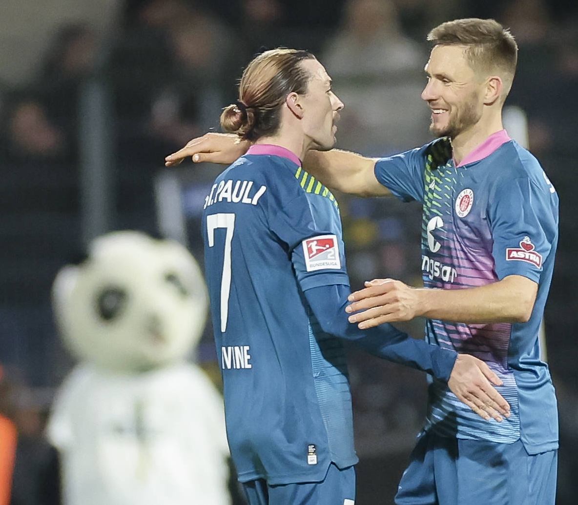 Jackson Irvine und Karol Mets anno 2023