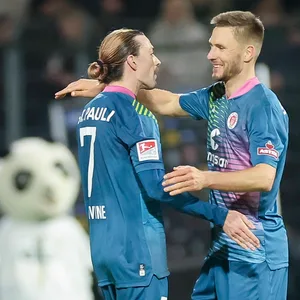 Jackson Irvine und Karol Mets anno 2023