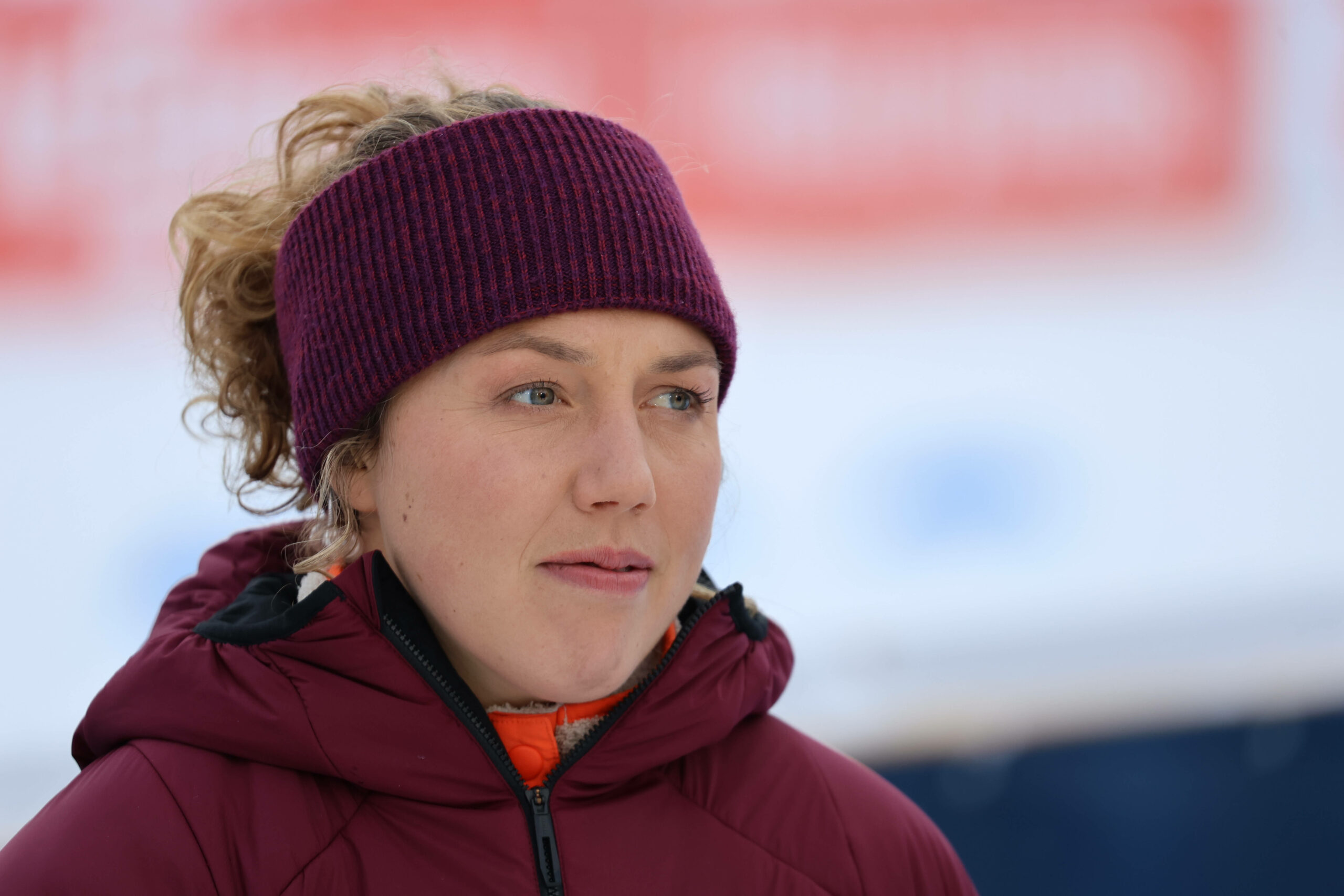 Laura Dahlmeier mit Stirnband bei einem Biathlon-Weltcup