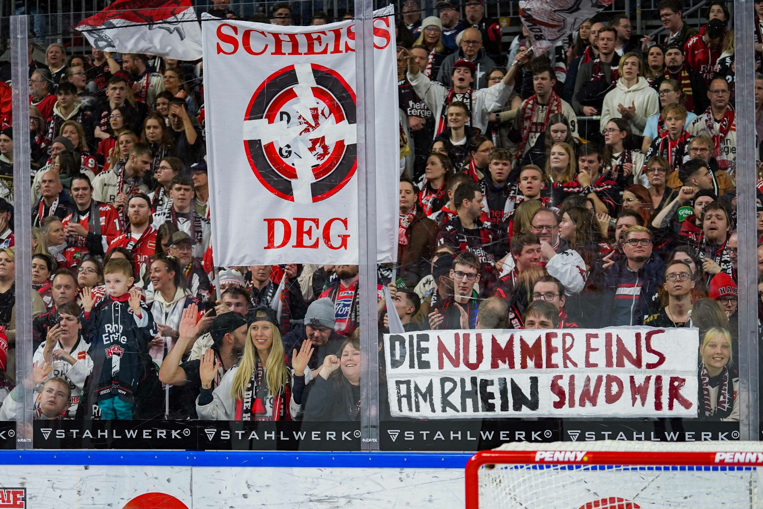 Ein Schmähplakat der Fans der Kölner Haie gegen die Düsseldorfer EG